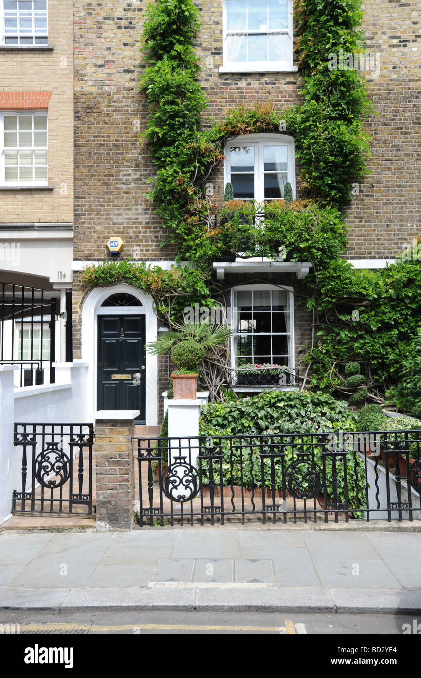 Elegante Fassade eines Hauses auf einer Straße zwischen Fulham und Kings Road Chelsea London Stockfoto