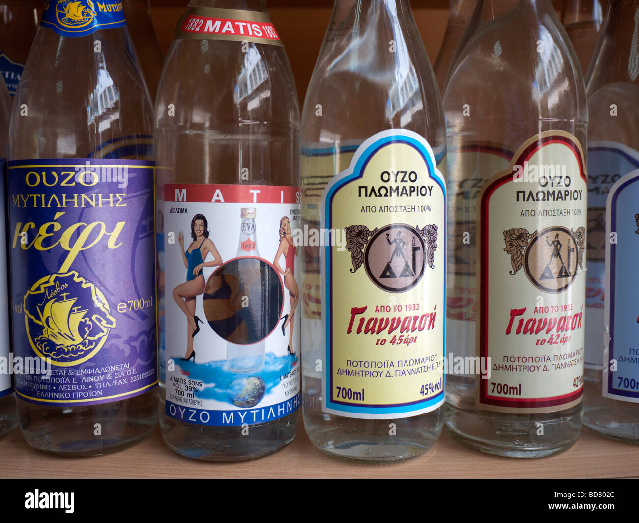 Detail der lokalen Ouzo Flaschen im Shop auf Lesbos Insel in Griechenland Stockfoto