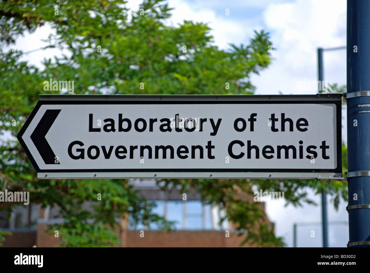 links zeigt Straßenschild für das Labor von der Regierung Chemiker in Teddington, Middlesex, england Stockfoto