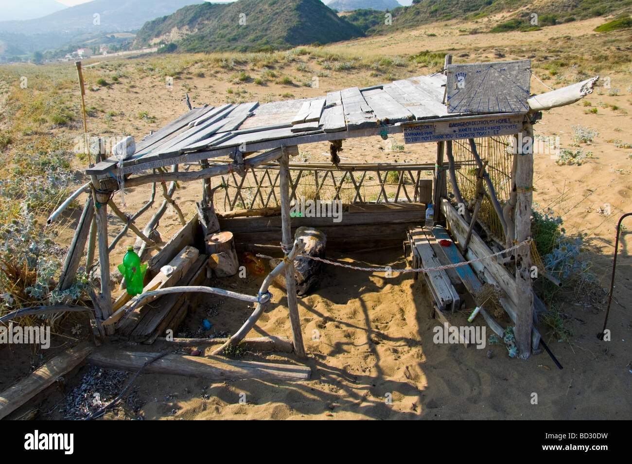 Rustikale Hütte mit arbeiten Sonnenuhr am Mounda Strand in der Nähe von Skala auf der griechischen Insel Kefalonia Griechenland GR aus Treibholz gefertigt Stockfoto