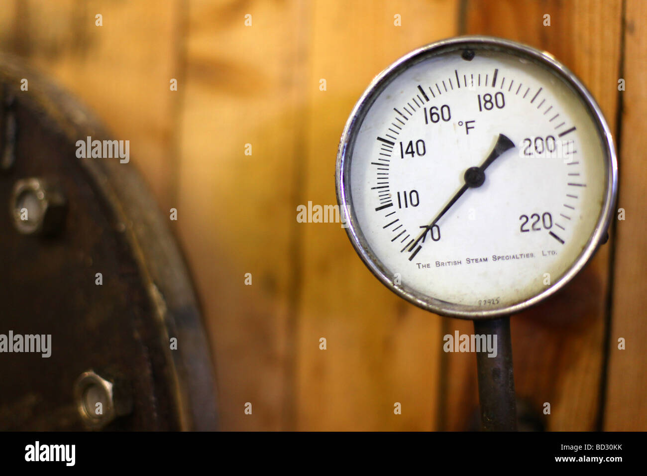 Ein Manometer auf einem Bottich des Bierbrauens in einer Brauerei Stockfoto