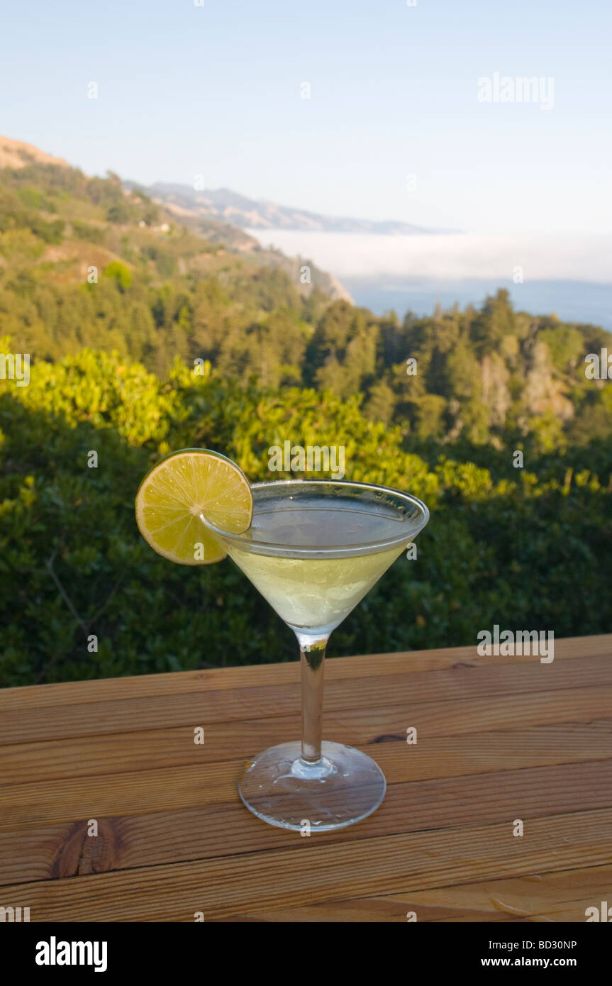 Cocktail an der Bar im Nepenthe Restaurant mit Blick auf die Küste von Big Sur, Kalifornien Stockfoto