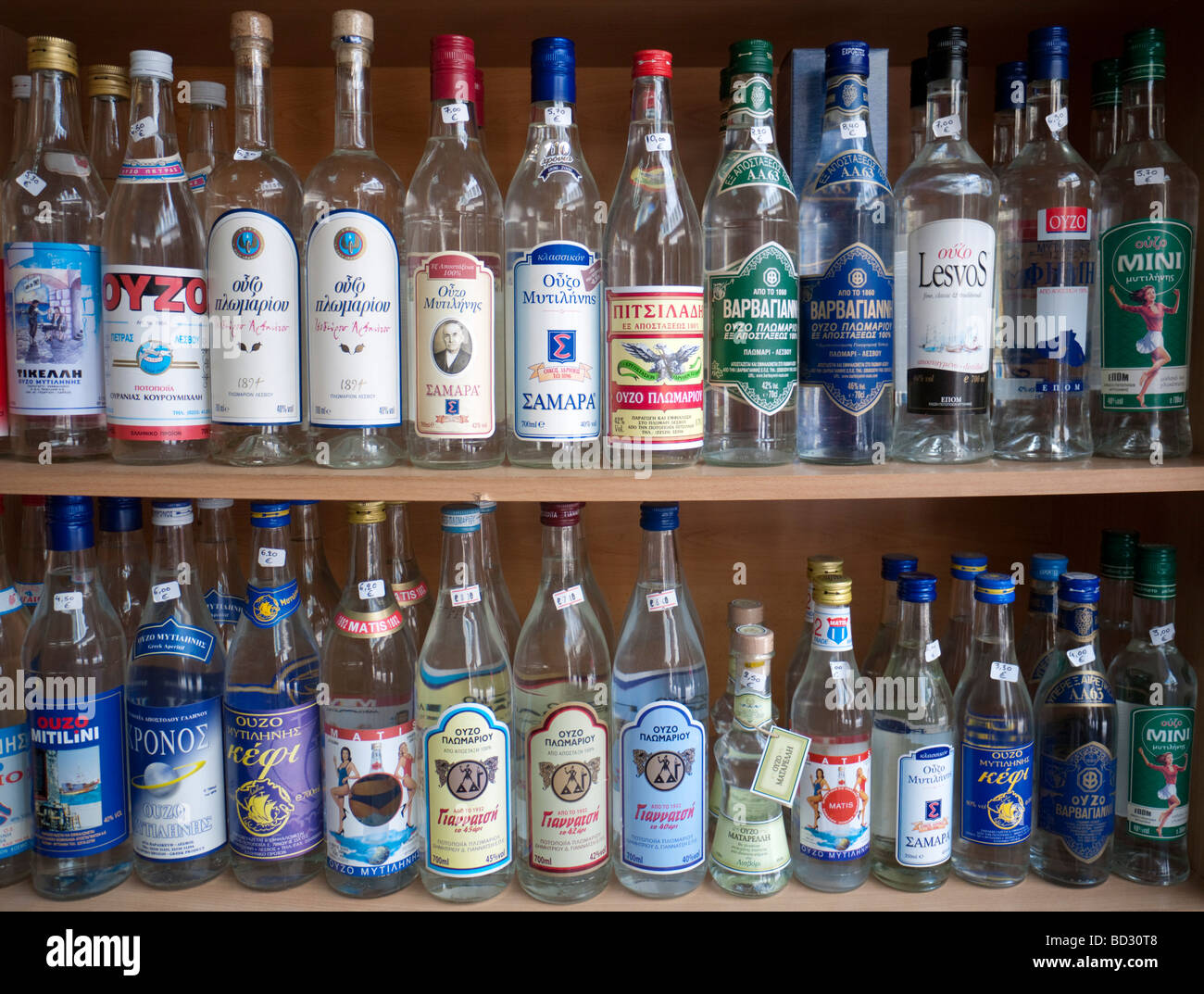 Detail der lokalen Ouzo Flaschen im Shop auf Lesbos Insel in Griechenland Stockfoto