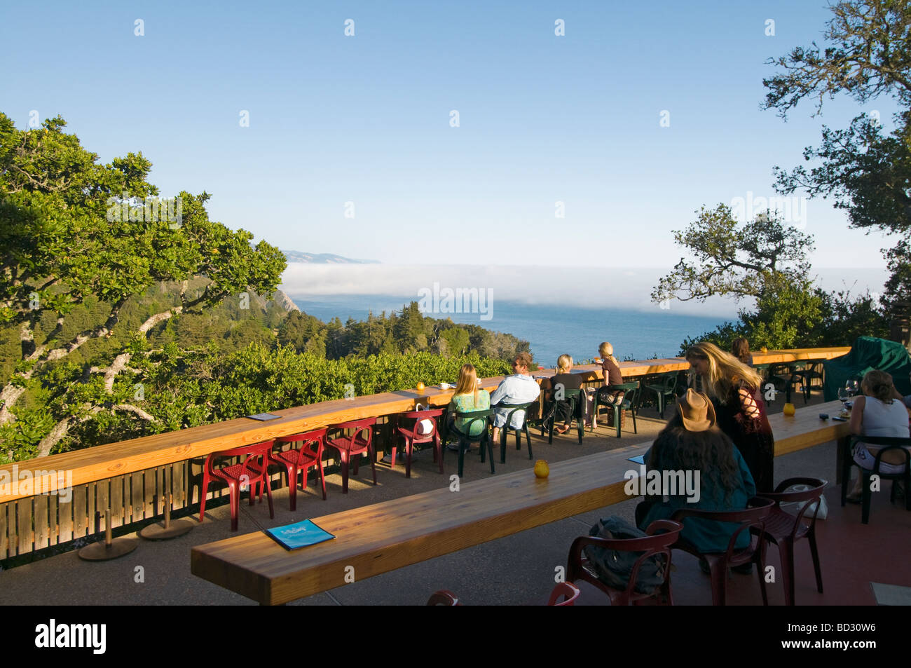 Nepenthe Restaurant mit Blick auf die Küste von Big Sur, Kalifornien Stockfoto