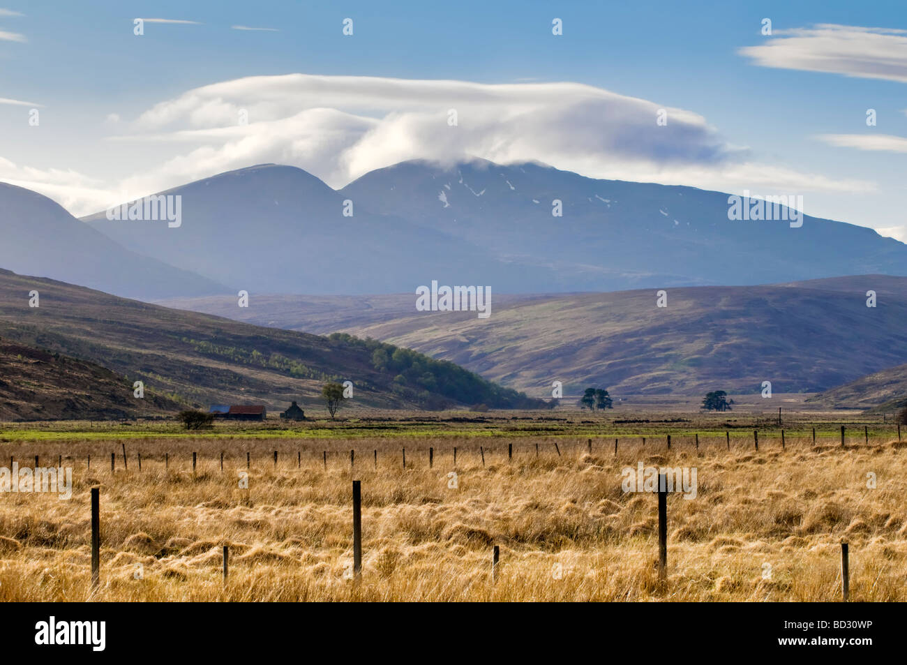 Tal und die Berge am Glen Cassley, Sutherland, Schottland an dunstigen sonnigen Tag Stockfoto