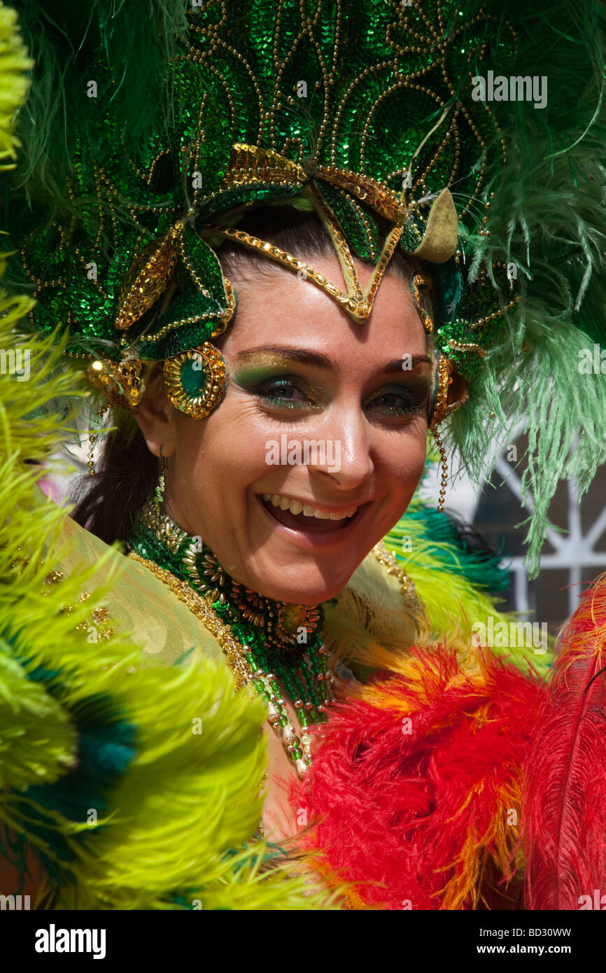 Tänzerinnen und Tänzer aus der London Schule der Samba Carnaval del Pueblo feiern Stockfoto