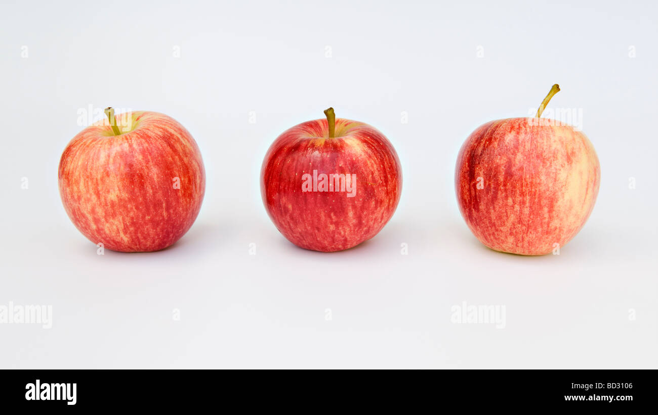 Studioaufnahme von drei Gala Äpfel hintereinander vor weißem Hintergrund Stockfoto
