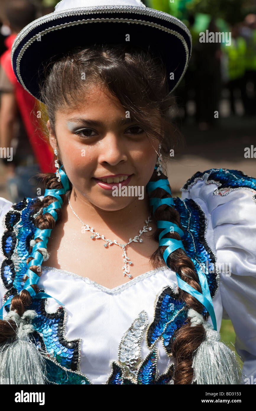 Jungen bolivianischen Frau am Carnaval del Pueblo - südamerikanischen Karneval in London Stockfoto