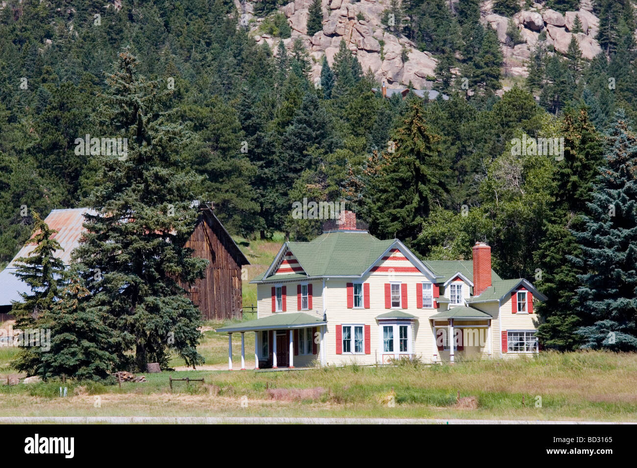 Rocky Mountain Gehöft gegen eine schroffe Klippe Stockfoto