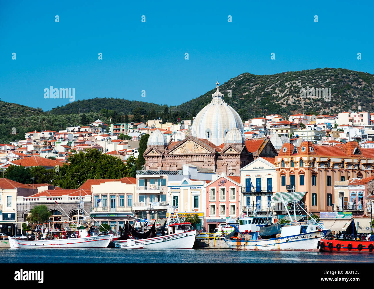 Kirche und Hafen in der Stadt Mytilini auf Lesbos Insel in Griechenland Stockfoto