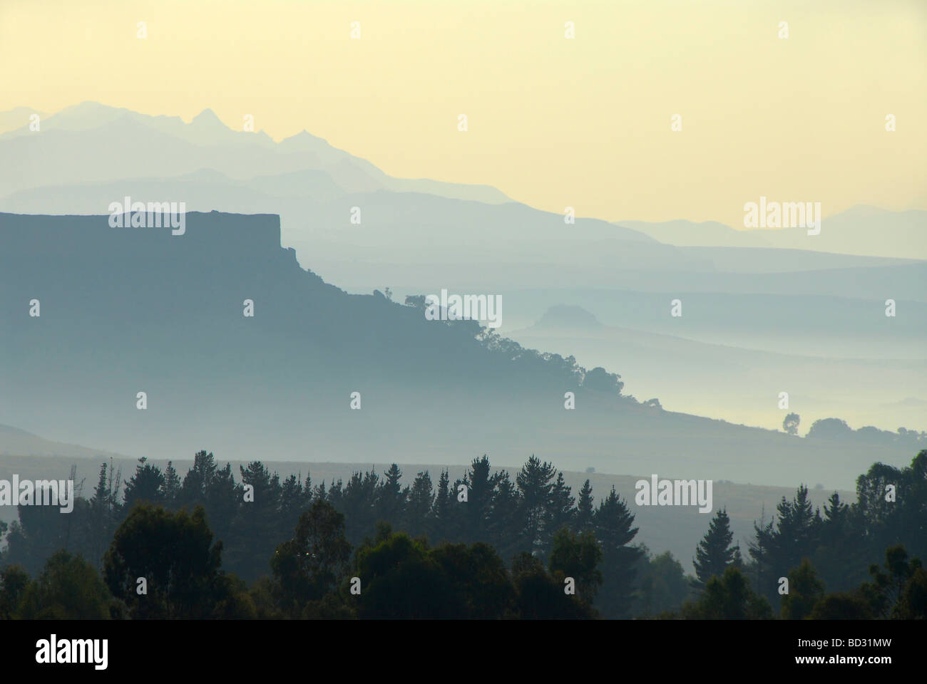 Hazy Blue Mountains an der Grenze zwischen Südafrika und Lesotho, in Afrika. Diese sind Teil der Maluti mountains Stockfoto