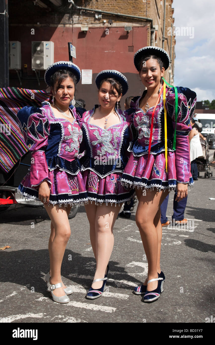 Drei junge bolivianische Frauen am Carnaval del Pueblo - südamerikanischen Karneval in London Stockfoto