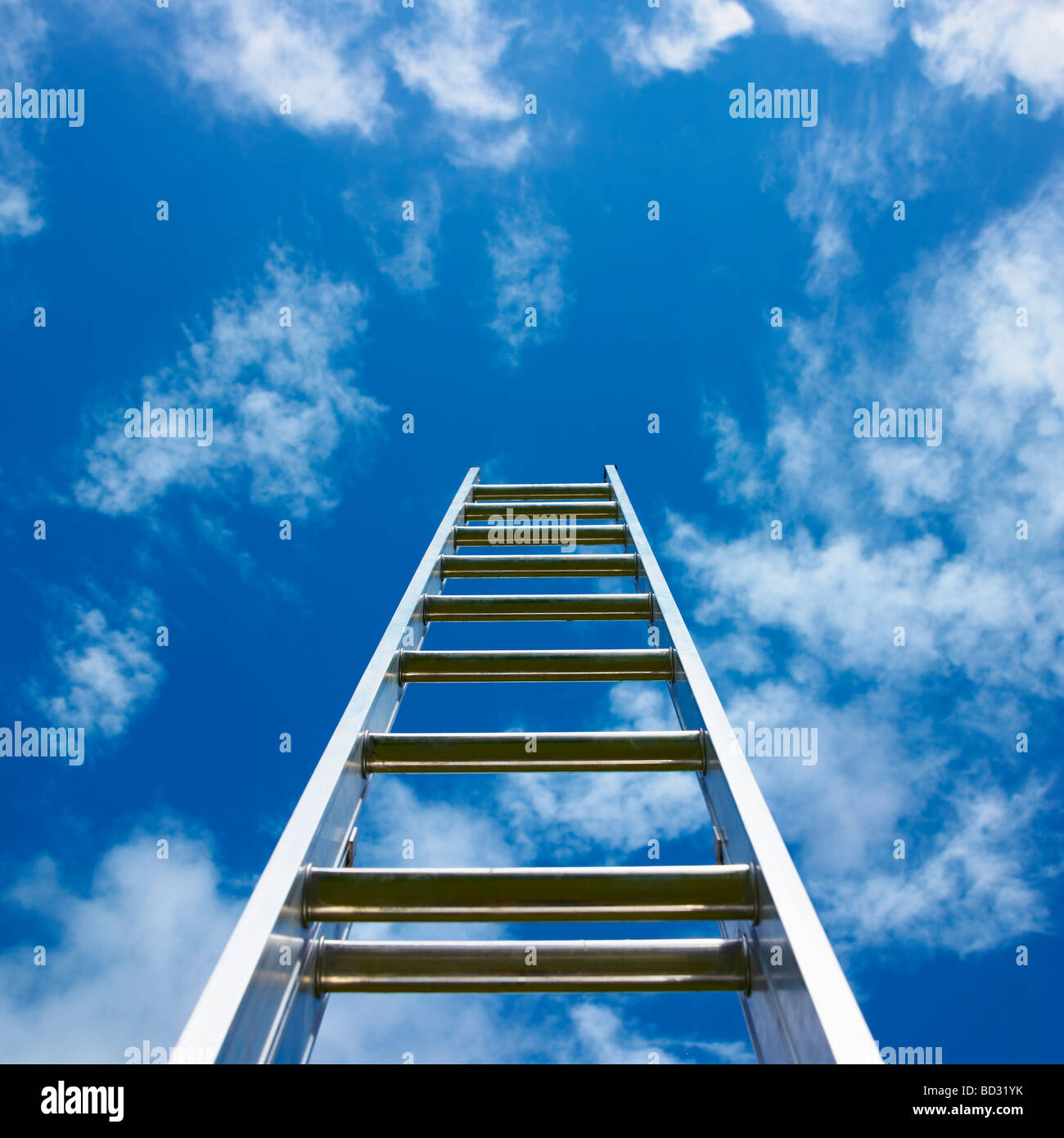 Leiter gegen blauen Himmel. Stockfoto