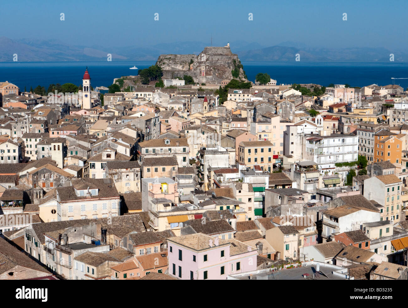 Blick über die alte Stadt von Kerkyra in Richtung alte Festung auf der Insel Korfu in Griechenland Stockfoto Blick über die alte Stadt von Kerkyra in Richtung alte Festung auf der Insel Korfu in Griechenland Stockfoto