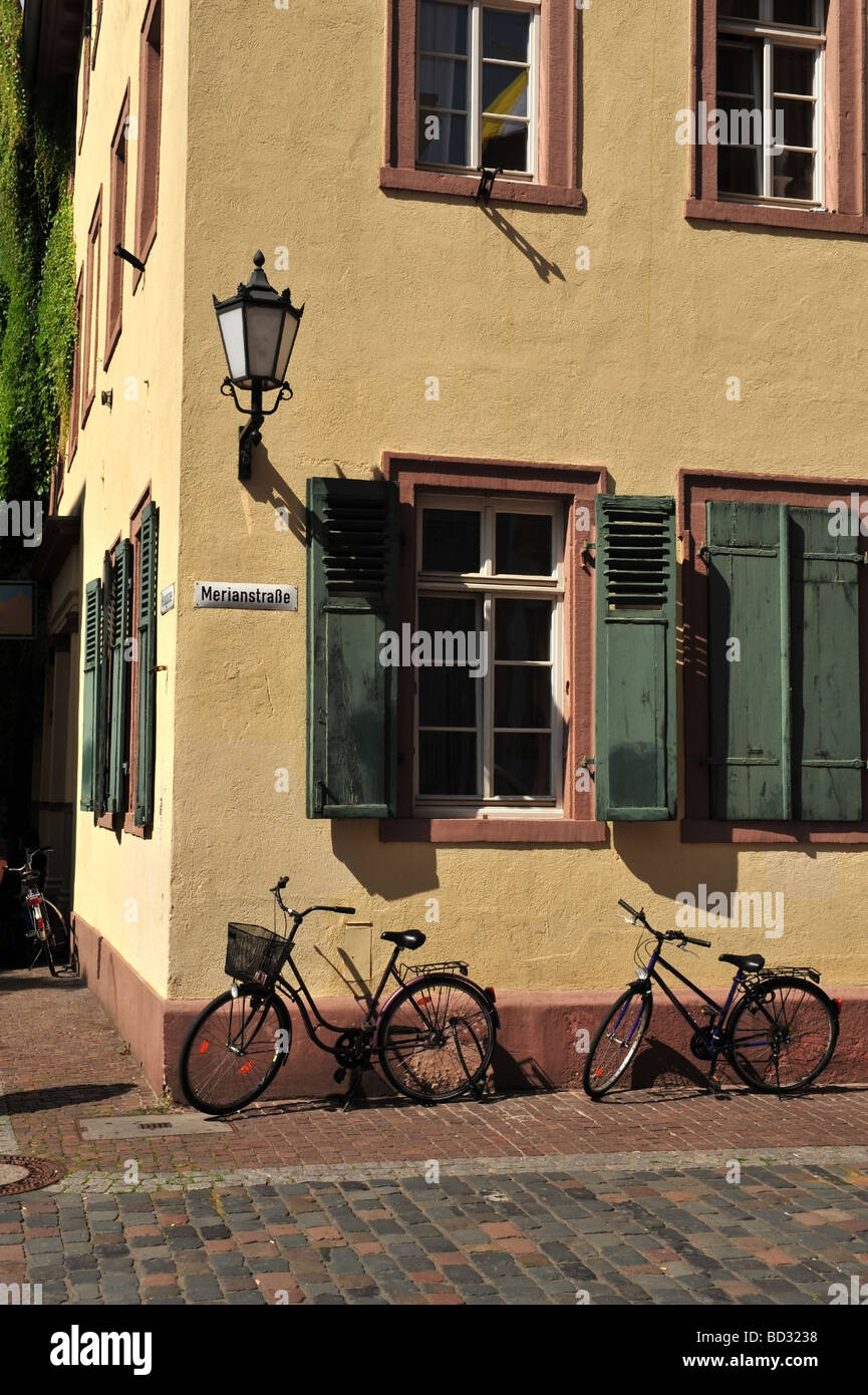 Typische Straße Ecke der historischen alten Stadt von Heidelberg Deutschland Stockfoto