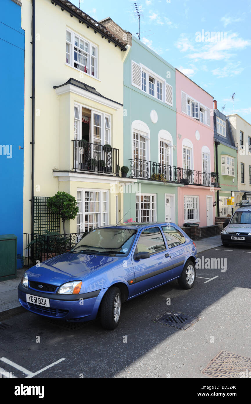 Ford Fiesta vor einer Reihe von Multi-farbigen Häuser in Burnsall Straße direkt an der Kings Road Chelsea London Stockfoto