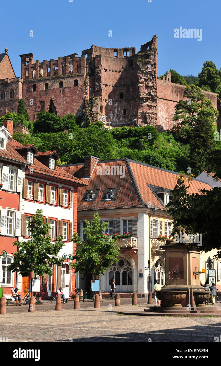 Ein Blick auf die alte Heidelberger Schule und die Burgruine von Heidelberg in Deutschland Stockfoto