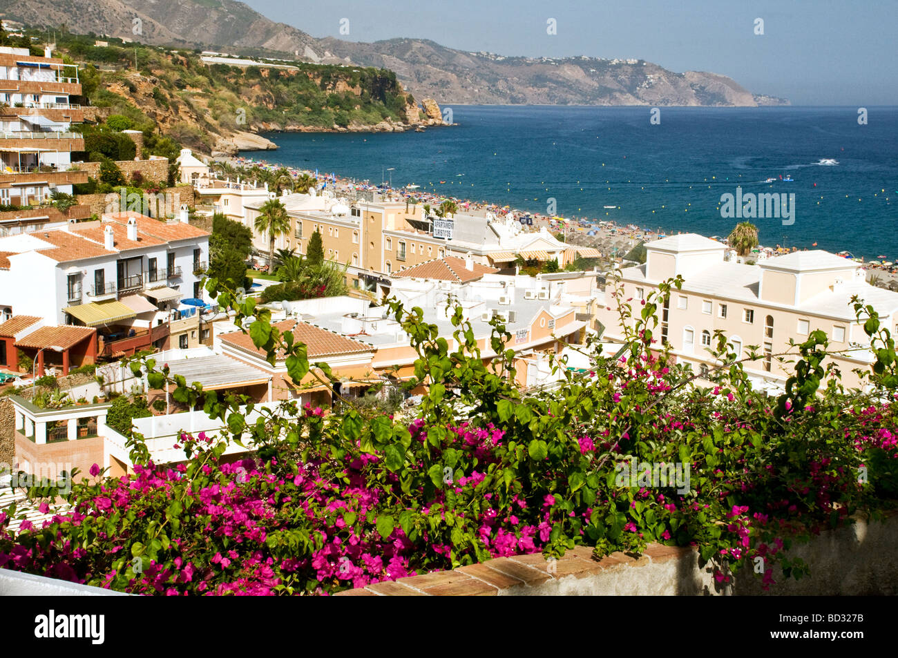 Mit Blick auf Playa Burriana Strand in Nerja an der Costa del Sol-Spain anzeigen Stockfoto