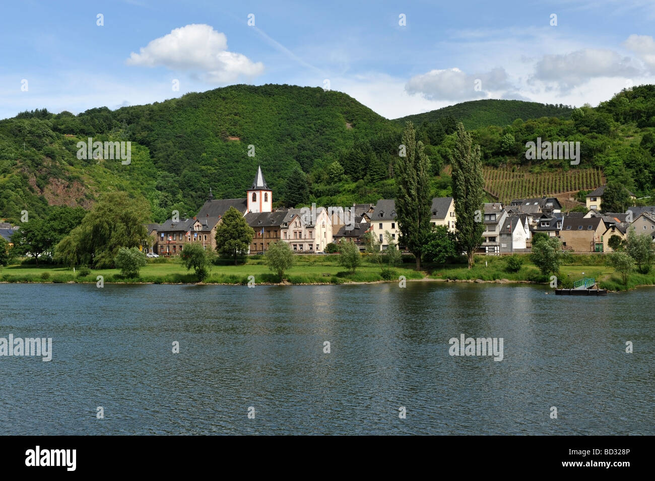 Typisches Dorf an den Ufern der Mosel an der Mosel in Deutschland Stockfoto
