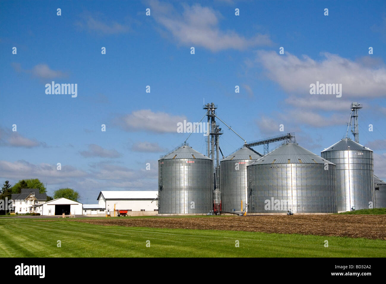 Metall-Korn Lagerplätze auf einer Farm in Sauk County Wisconsin USA Stockfoto