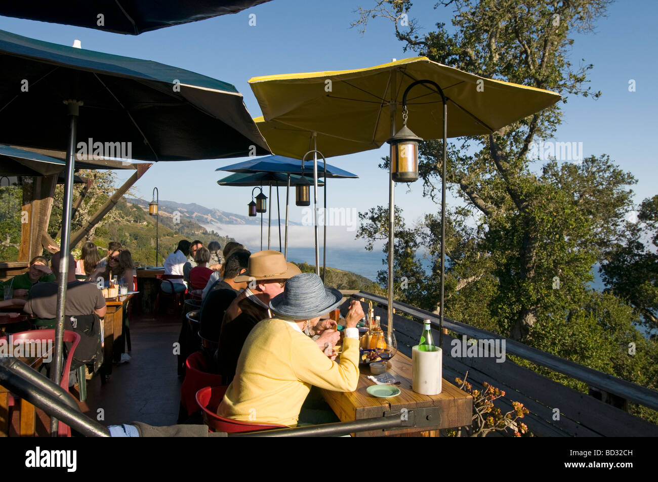 Nepenthe Restaurant mit Blick auf die Küste von Big Sur, Kalifornien Stockfoto