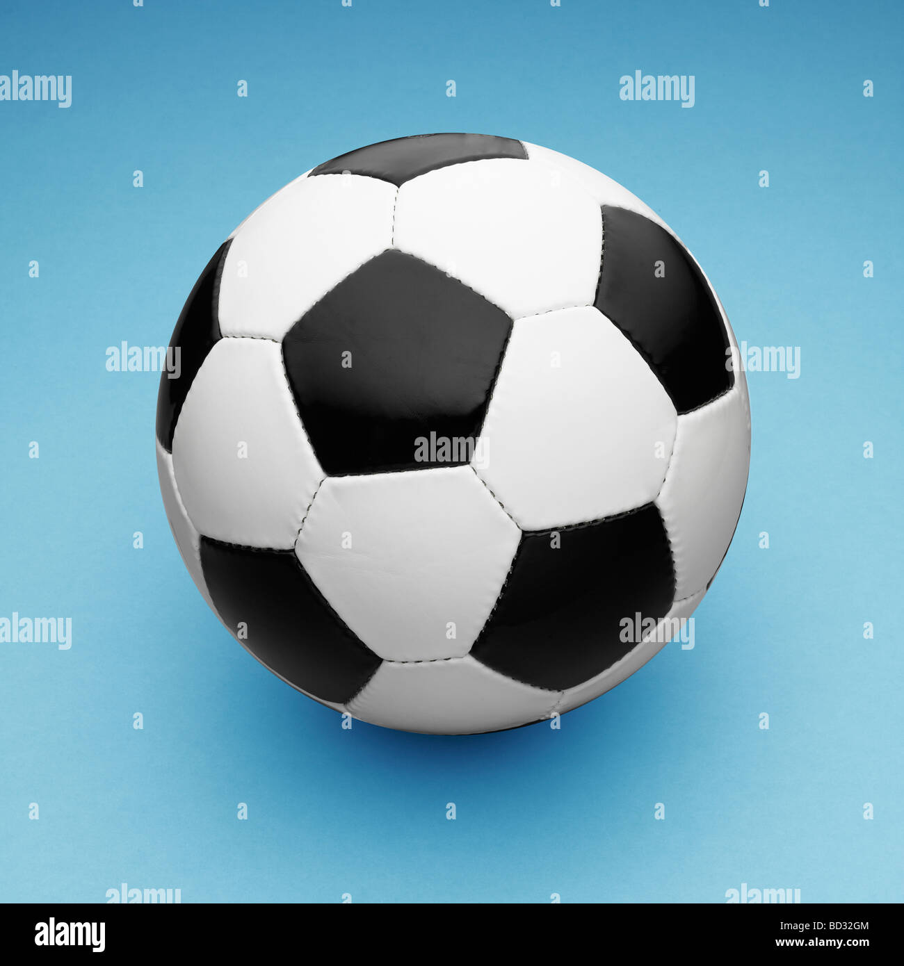 Schwarz / weiß Leder Football / Soccer Ball auf blauem Hintergrund. Stockfoto