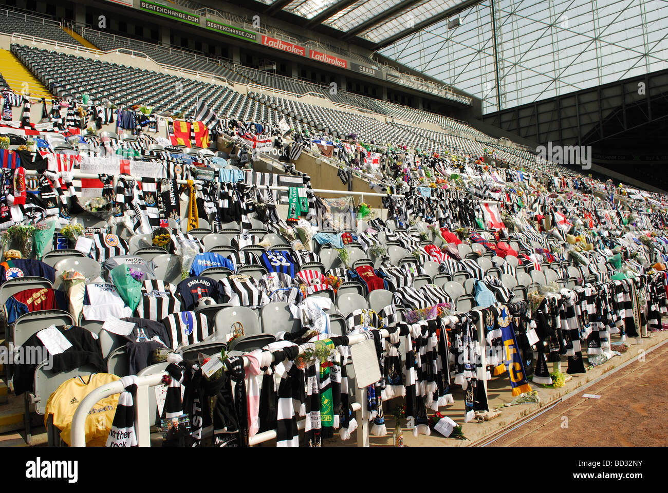 St James Park Newcastle United Denkmal für Sir Bobby Robson Fußball-Legende. Stockfoto