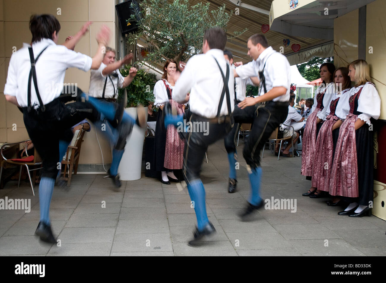 einige Tiroler Tänzer in traditionellen Kostümen Stockfoto