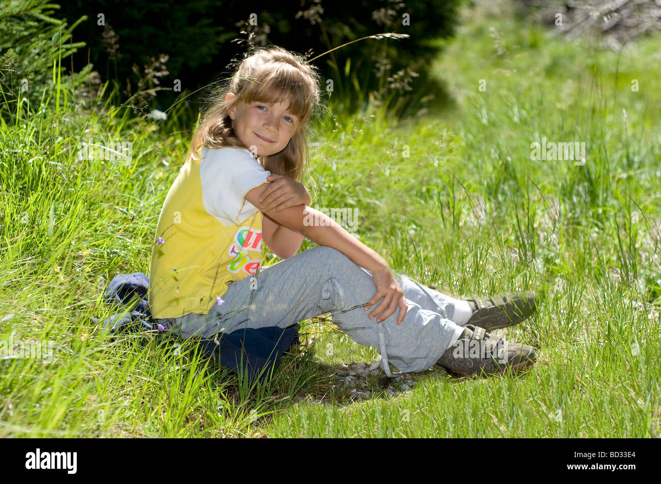 Ein junges Mädchen auf einem Feld Stockfoto