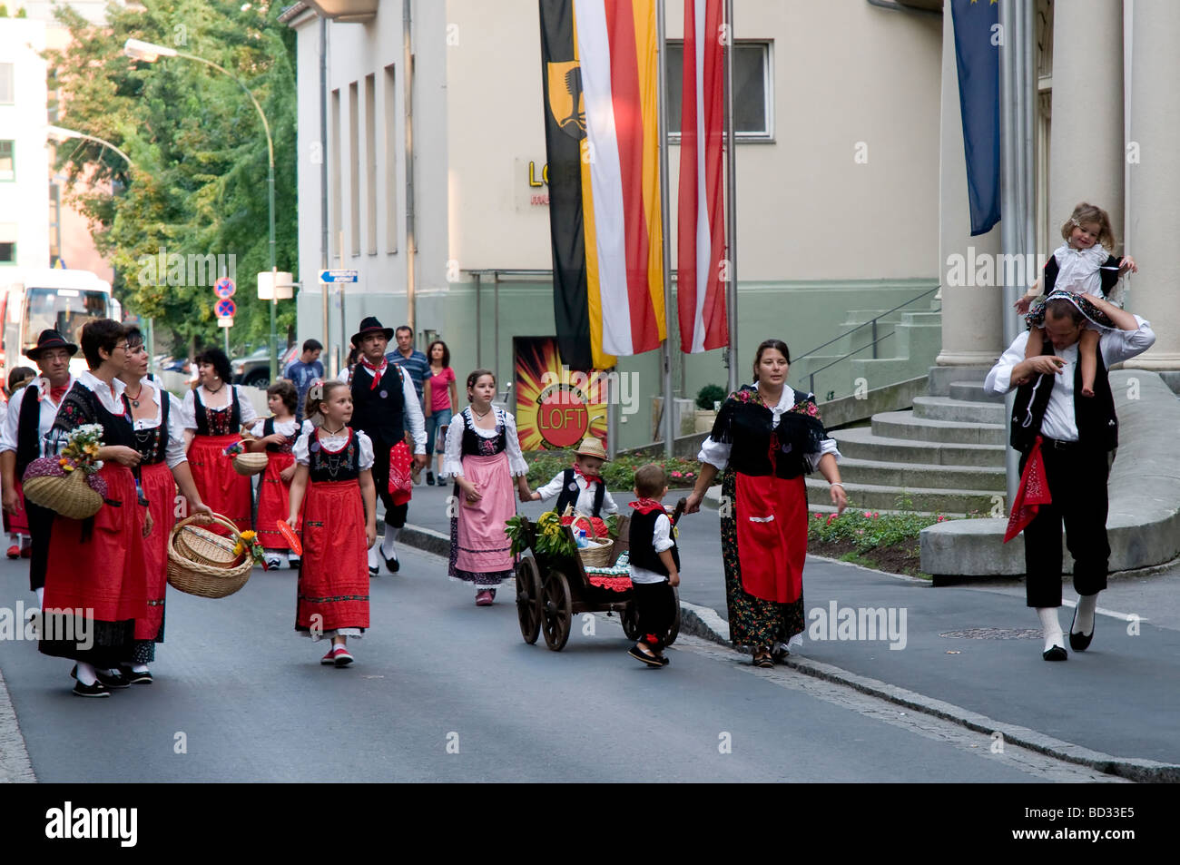 einige Tiroler Tänzer in traditionellen Kostümen Stockfoto