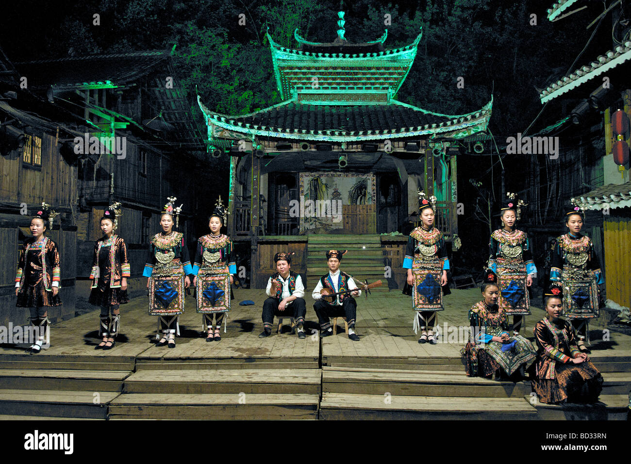 Dong-Leistung in traditioneller Tracht Zhaoxing Guizhou China Stockfoto