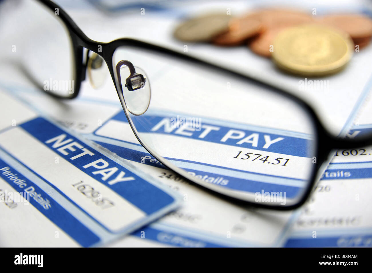 BRITISCHE GEHALTSABRECHNUNG ZEIGT MONATLICHEN NETTOLOHN MIT BRILLE UND GELD WIEDER REZESSION DURCHSCHNITTSEINKOMMEN KREDITKLEMME RECHNUNGEN KOSTEN ETC. UK Stockfoto