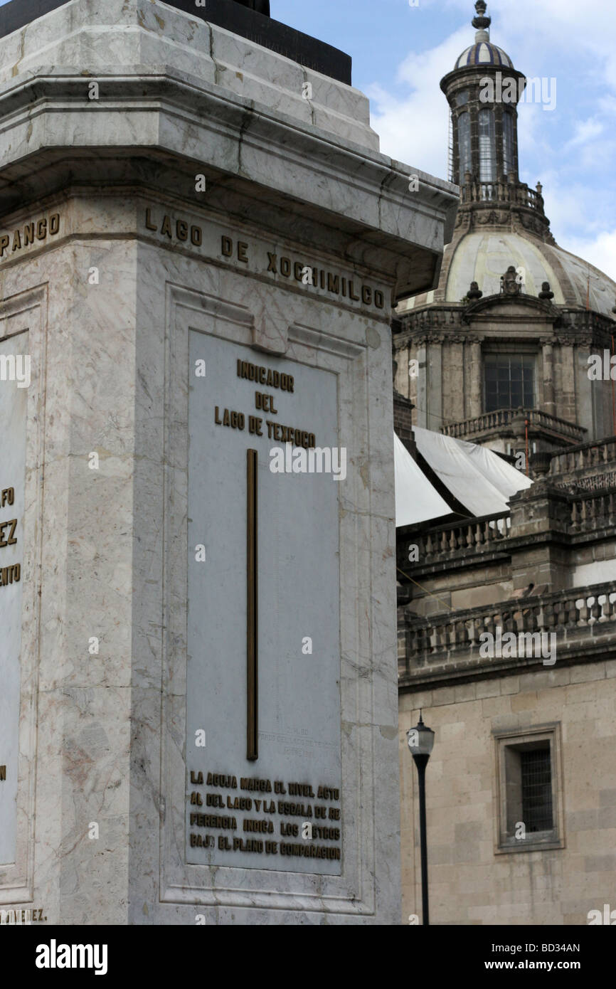 Historische Ebene Referenz von Mexiko-Stadt, ist dies neben der wichtigsten Kathedrale zeigt die sinkenden Prozess der Hauptstadt. Stockfoto