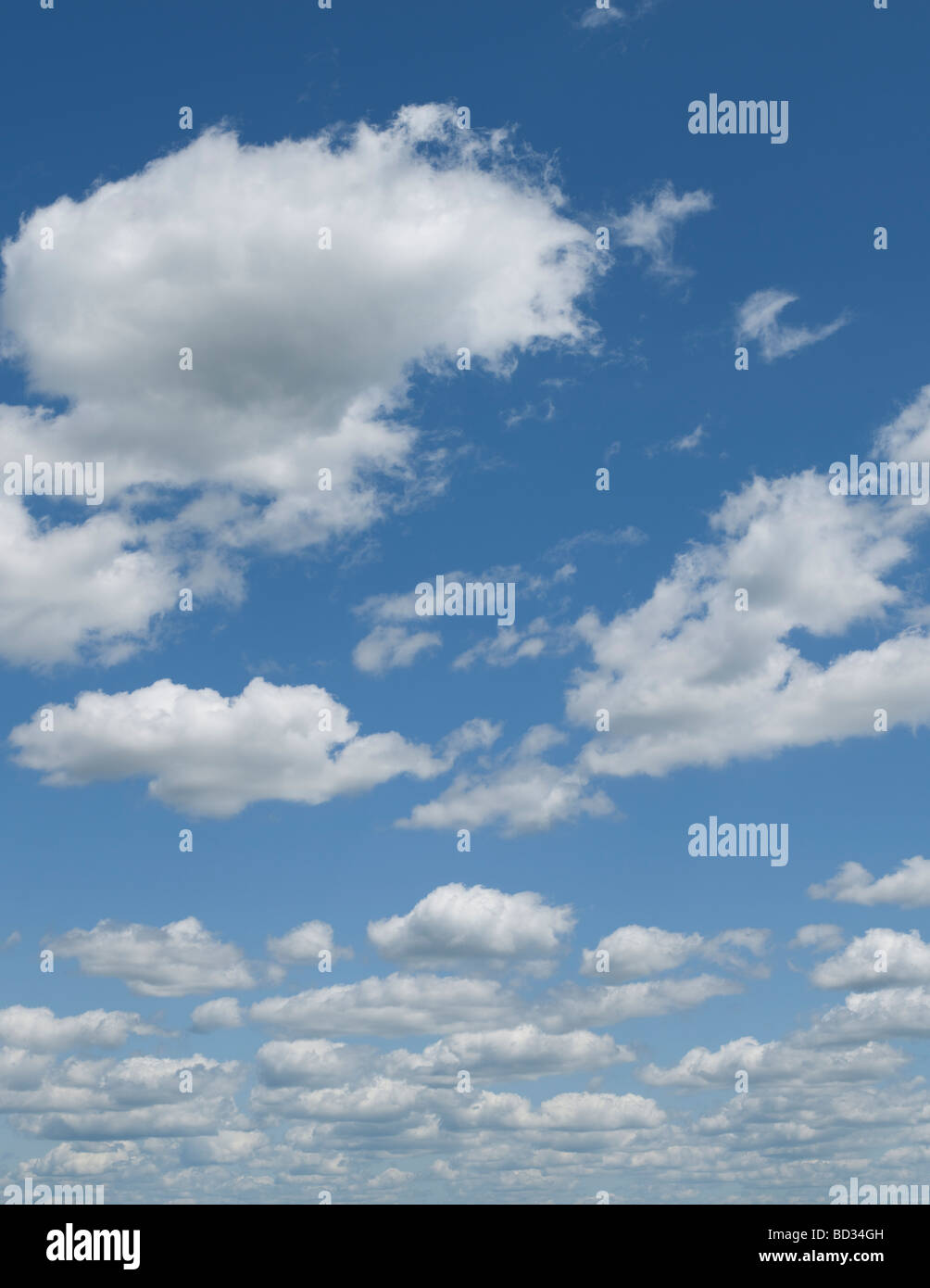 Blauer Himmel geschwollene Wolken Stockfoto