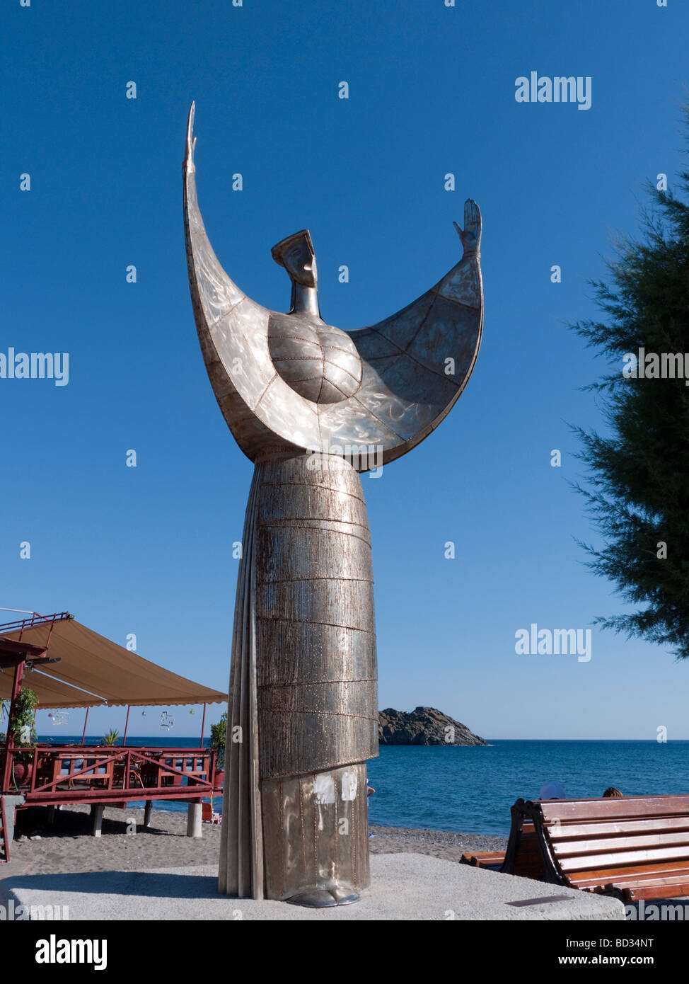 Moderne Skulptur im kleinen Dorf Skala Eresou auf Lesbos Insel in Griechenland Stockfoto