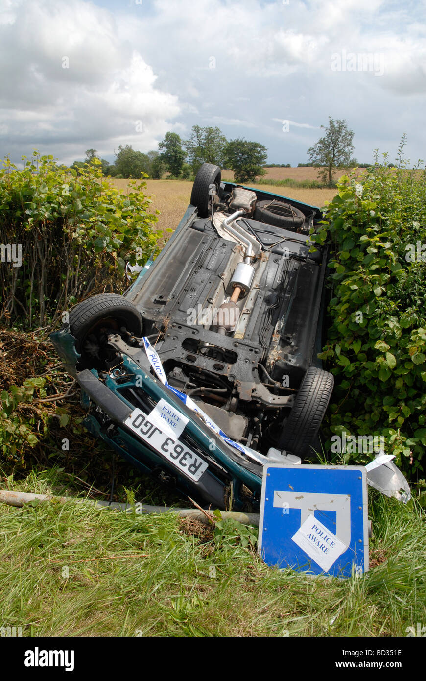 Ein Auto von der Straße in Leicestershire UK 2009 abgestürzt Stockfoto