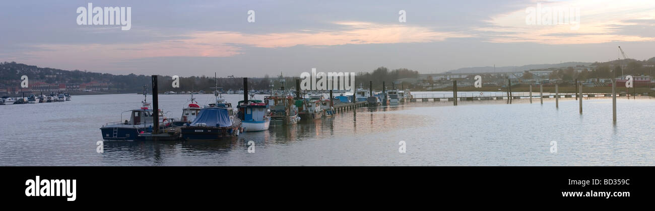 Panoramablick über Boote auf dem Fluss Medway Rochester, Kent, England bei Sonnenuntergang Stockfoto