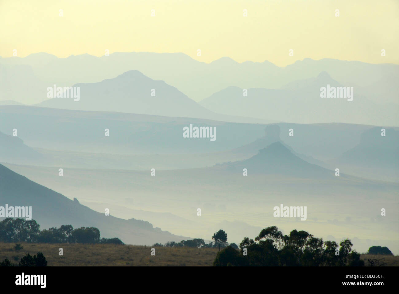Hazy Blue Mountains an der Grenze zwischen Südafrika und Lesotho, in Afrika. Diese sind Teil der Maluti mountains Stockfoto