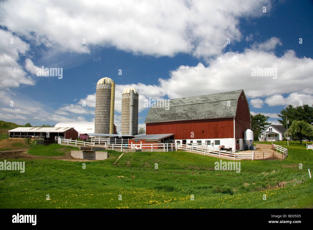 Rote Scheune auf einem Bauernhof in Vernon County Wisconsin USA Stockfoto