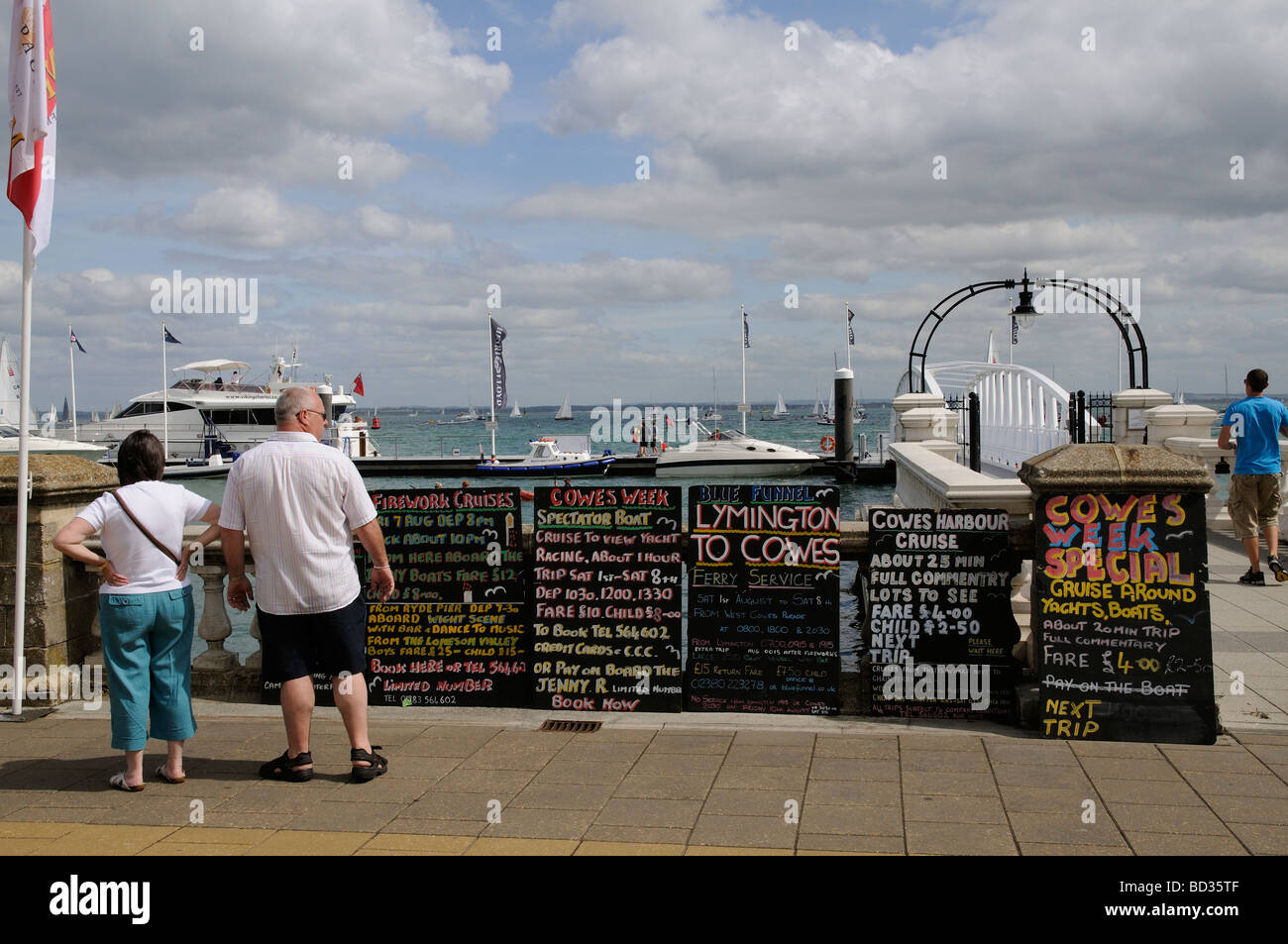 Trinity Landung und Boot Reise Werbung boards Cowes Isle Of Wight südlichen England UK Stockfoto