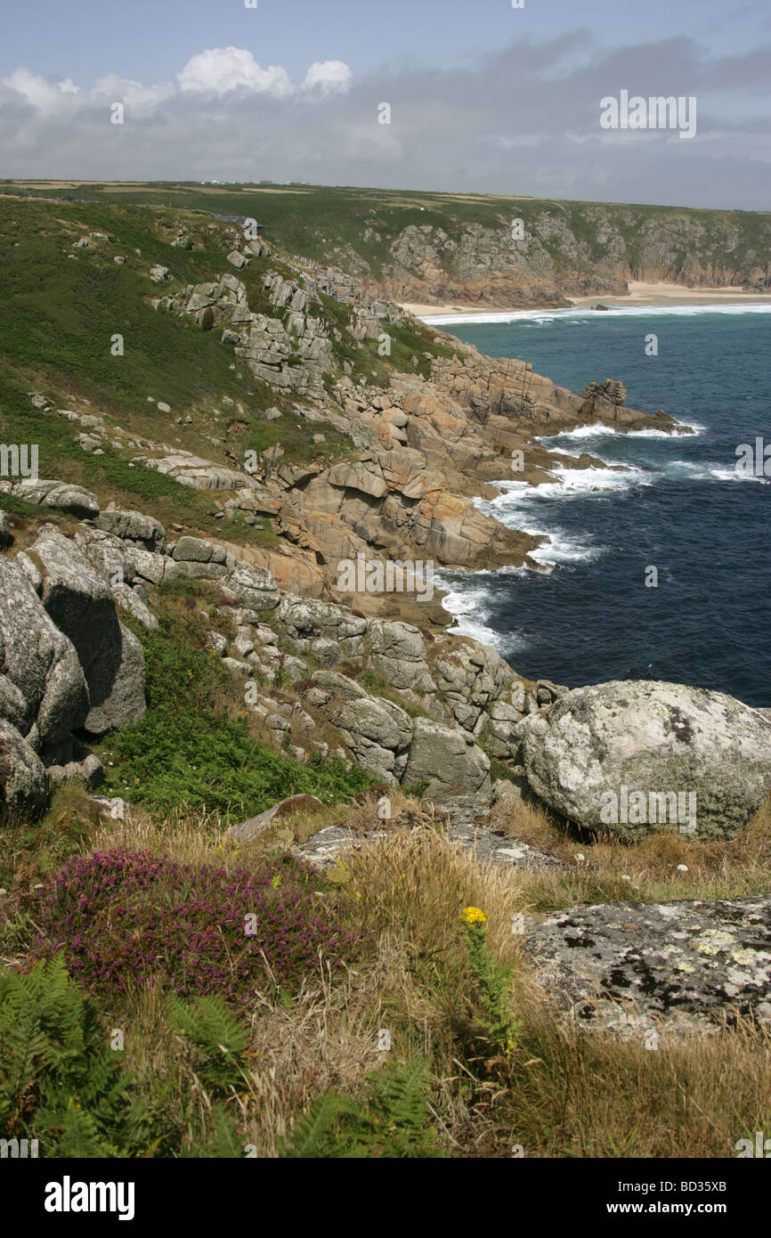 Dorf von St Levan, England. Cliff Ansicht von Porthcurno Bay in der Nähe von St Levan mit Minack Open-Air-Theater auf der linken Seite. Stockfoto