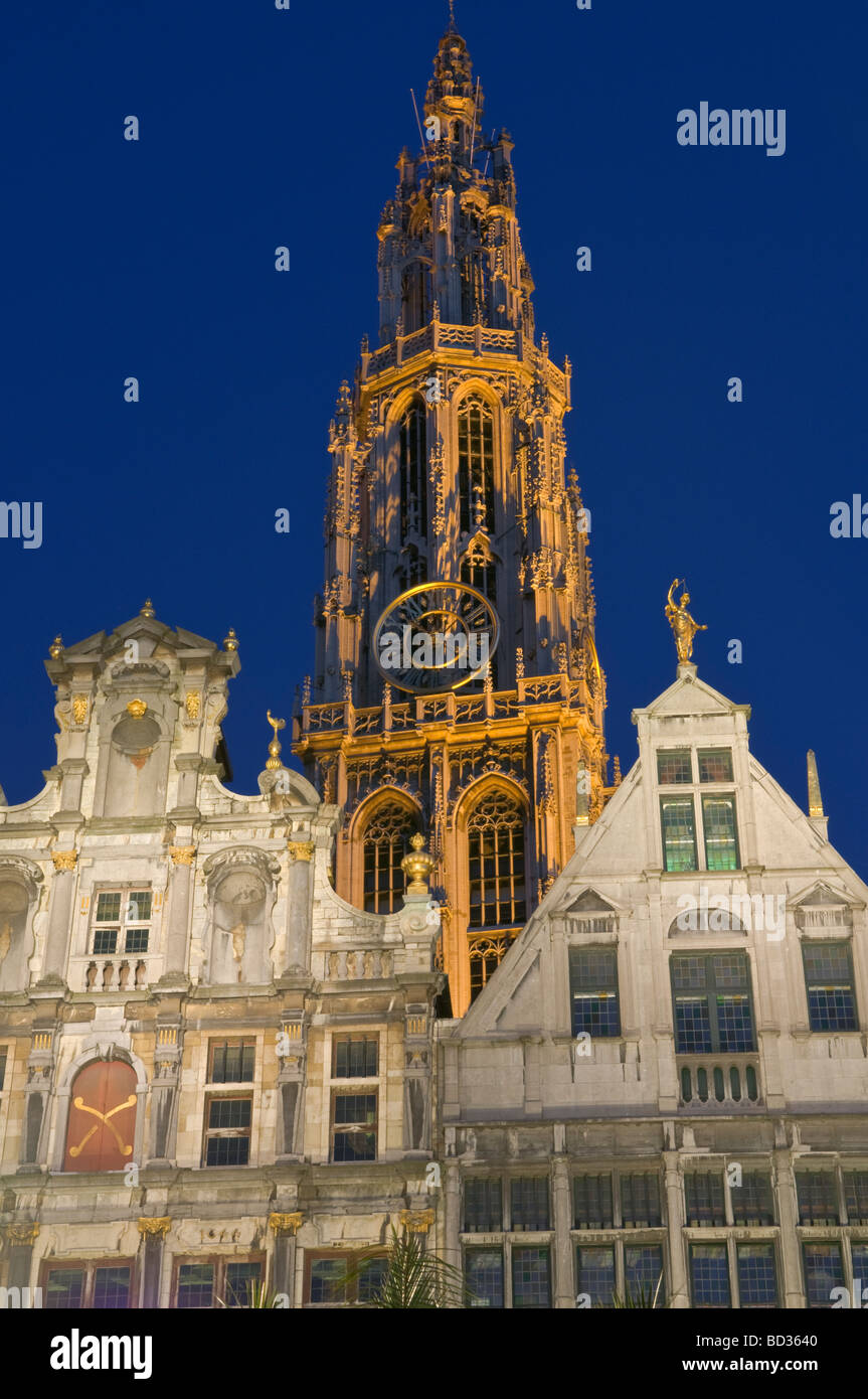 Dom-Turm und Zunfthäuser-Antwerpen-Belgien Stockfoto