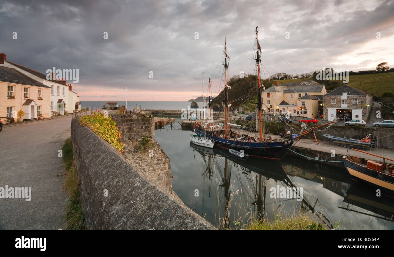 Charlestown Hafen mit seiner historischen Docks und Großsegler. Cornwall, England Stockfoto