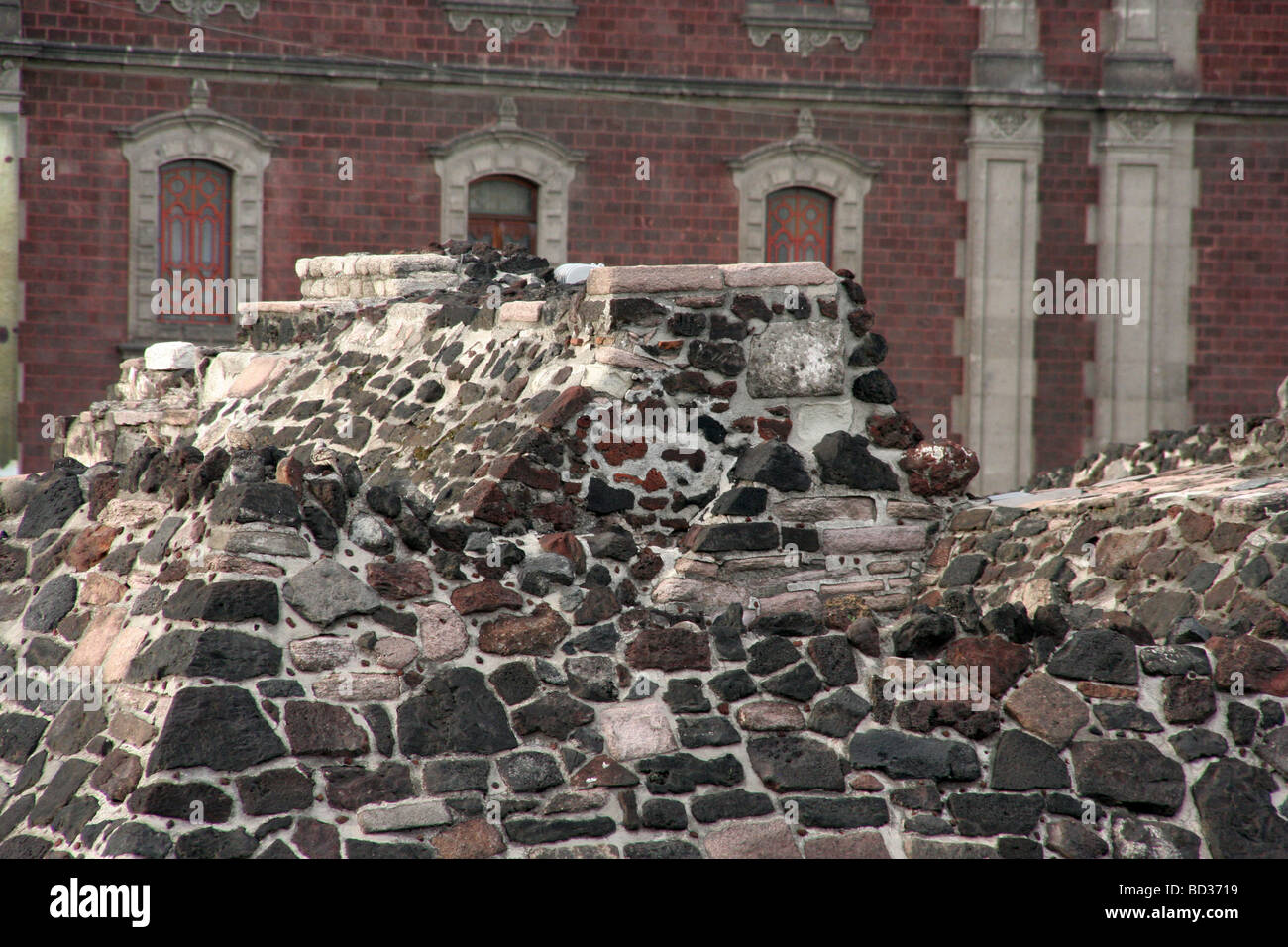 Templo Mayor (Haupttempel) Ruinen in der Innenstadt von Mexiko-Stadt, zeigt die Mischung der Kulturen Stockfoto