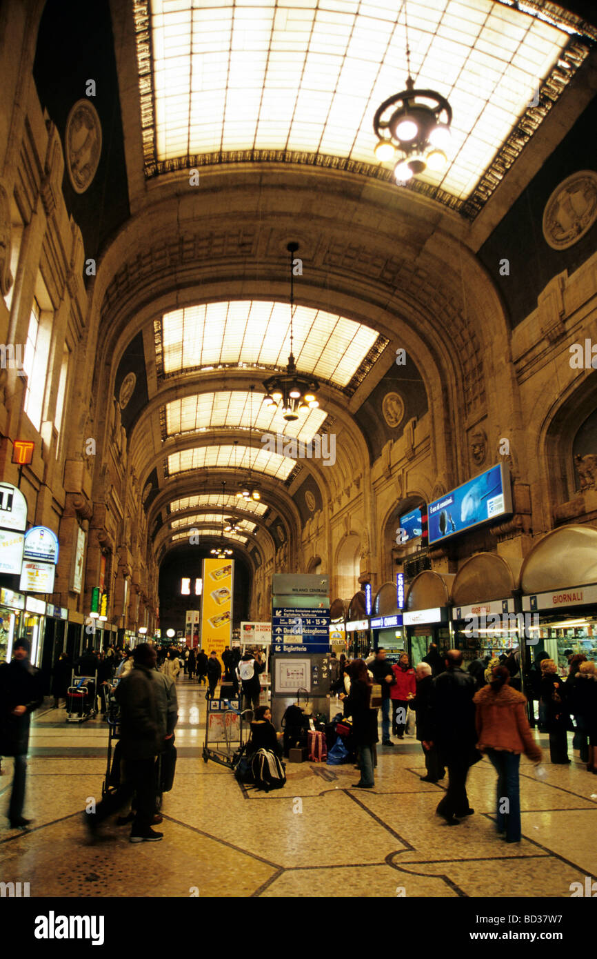 Stazione Centrale FS, die monumentale neobarocken Passage am Main Bahnhof, Milan, Mailand, Lombardei, Italien, Europa Stockfoto