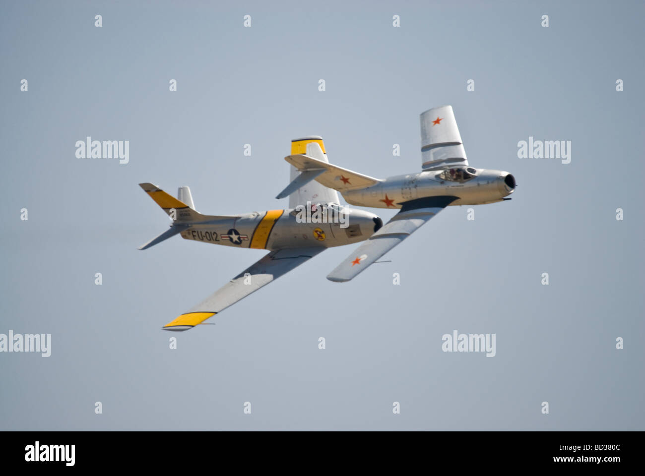 Eine f-86 Sabre folgt eine MiG-15 eng an einer Airshow-Überführung-Formation. Stockfoto