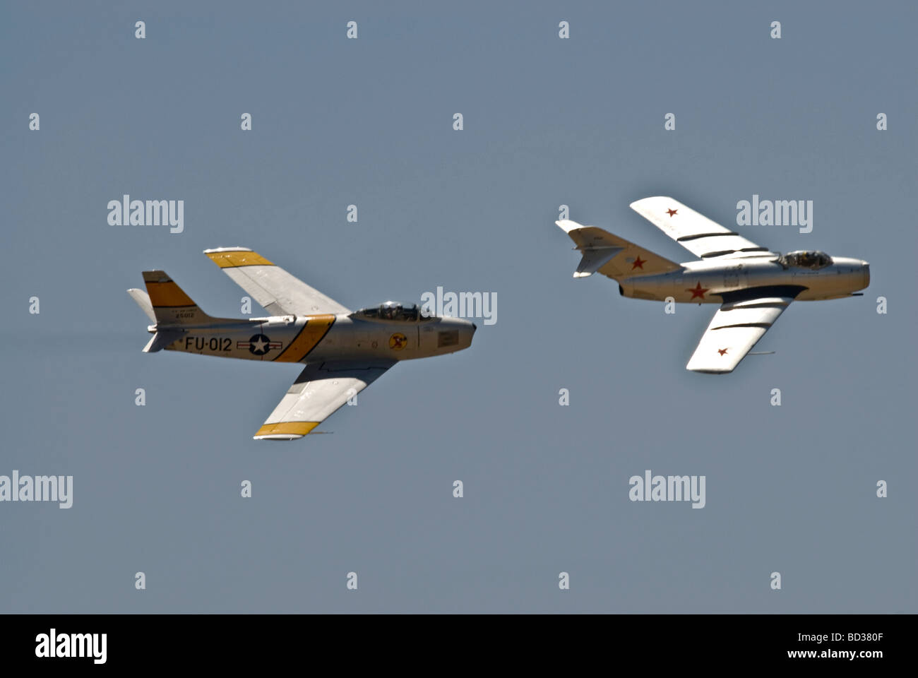 Eine f-86 Sabre folgt eine MiG-15 eng an einer Airshow-Überführung-Formation. Stockfoto