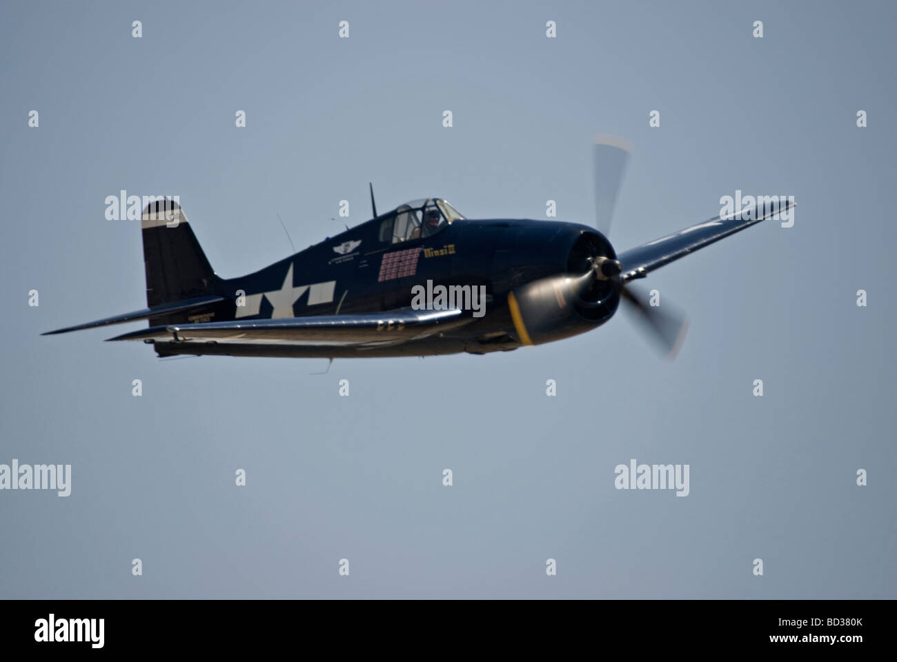 Eine Grumman F6F Hellcat fliegt auf einer Flugshow. Stockfoto