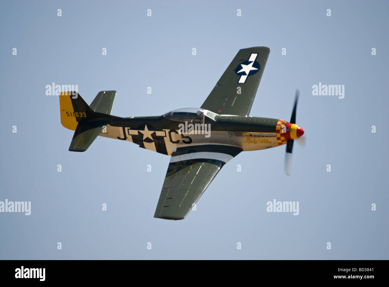 Ein p-51 Mustang fliegt auf einer Airshow, dieser Mustang hat Invasion Streifen gemalt. Stockfoto