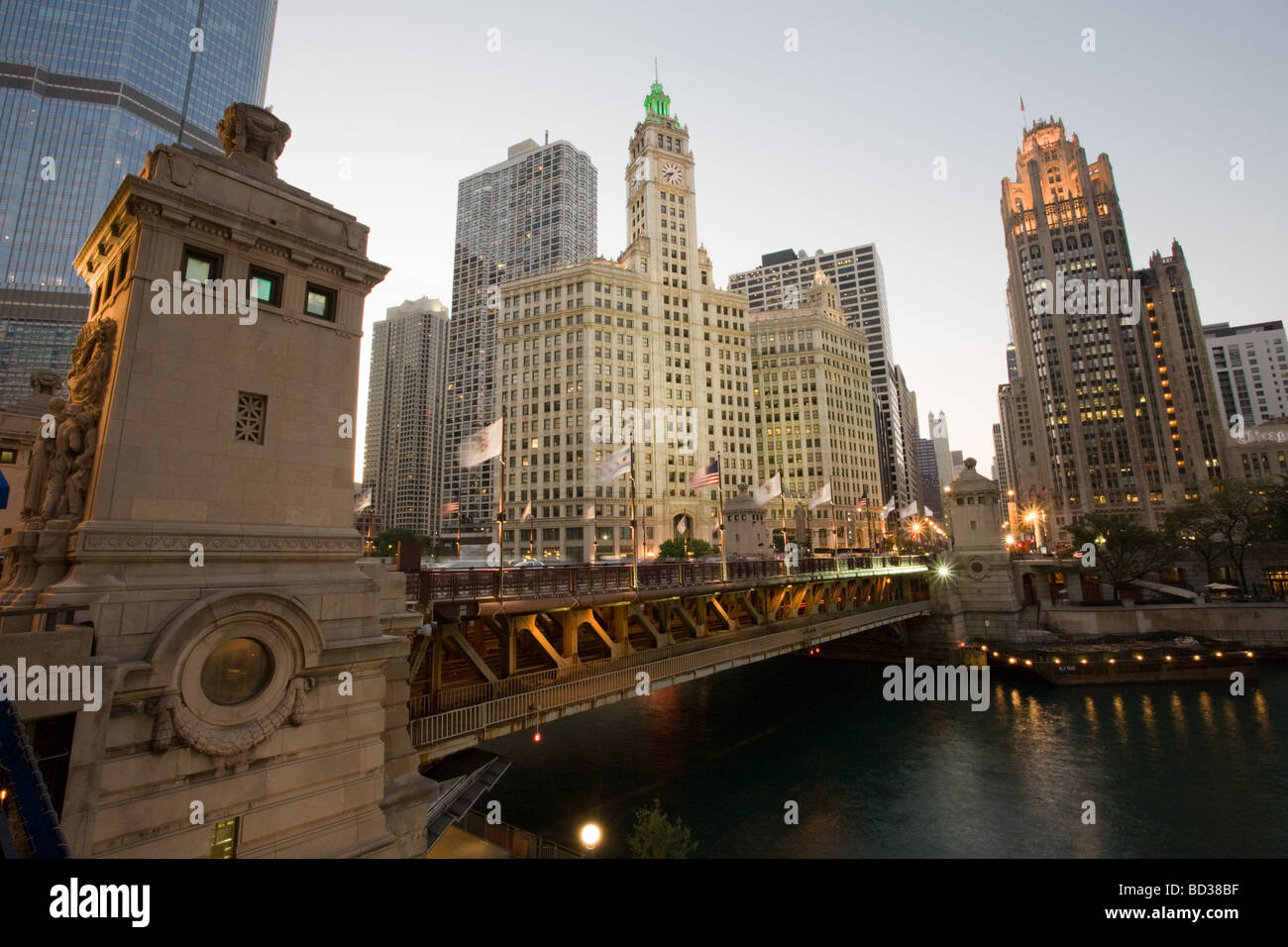 Michigan Avenue Bridge und Esplanade Wrigley Building und Tribune Tower Chicago Illinois Stockfoto